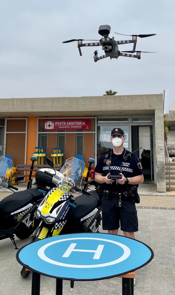 PoliciaAlboraia's tweet photo. 𝐒𝐞𝐫𝐯𝐞𝐢 𝐝𝐞 #𝐏𝐥𝐚𝐭𝐠𝐞𝐬𝐏𝐋𝐀.-
👮 35 agents patrullaran vora mar i pels passejos; a peu, amb buggy, motos i dron.
🆘 Col·laboració amb el servei de #SocorrismeAlboraia.
⛱️ Aforaments i mesures de seguretat.
🚫 Furts/robatoris i cerca de xiquets perduts.
ℹ️ Informació. https://t.co/kXvJa1I0m0