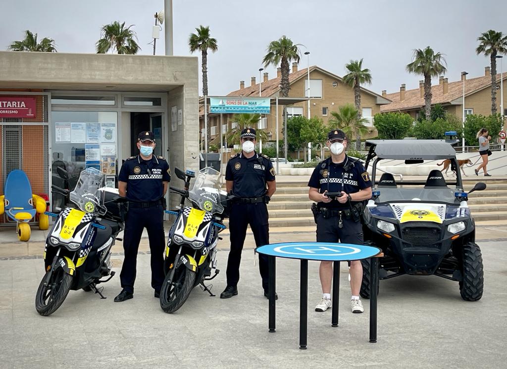 PoliciaAlboraia's tweet photo. 𝐒𝐞𝐫𝐯𝐞𝐢 𝐝𝐞 #𝐏𝐥𝐚𝐭𝐠𝐞𝐬𝐏𝐋𝐀.-
👮 35 agents patrullaran vora mar i pels passejos; a peu, amb buggy, motos i dron.
🆘 Col·laboració amb el servei de #SocorrismeAlboraia.
⛱️ Aforaments i mesures de seguretat.
🚫 Furts/robatoris i cerca de xiquets perduts.
ℹ️ Informació. https://t.co/kXvJa1I0m0