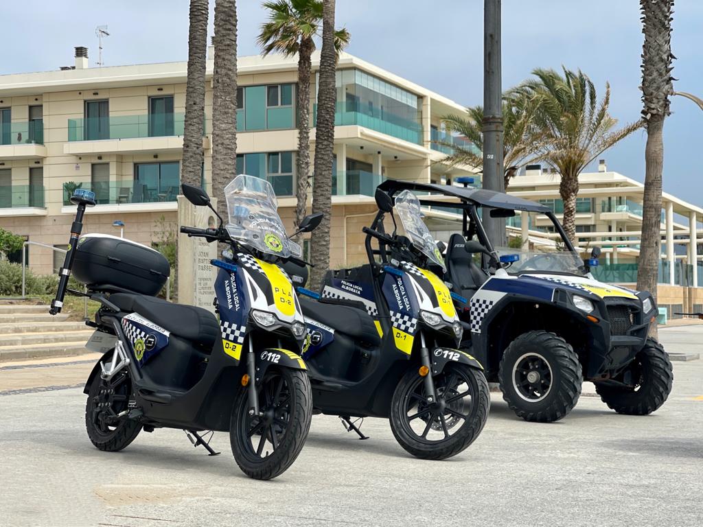 PoliciaAlboraia's tweet photo. 𝐒𝐞𝐫𝐯𝐞𝐢 𝐝𝐞 #𝐏𝐥𝐚𝐭𝐠𝐞𝐬𝐏𝐋𝐀.-
👮 35 agents patrullaran vora mar i pels passejos; a peu, amb buggy, motos i dron.
🆘 Col·laboració amb el servei de #SocorrismeAlboraia.
⛱️ Aforaments i mesures de seguretat.
🚫 Furts/robatoris i cerca de xiquets perduts.
ℹ️ Informació. https://t.co/kXvJa1I0m0