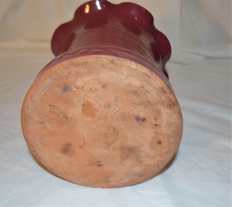Boondockfinds's tweet photo. Bybee Pottery Planter Red 6.5 Inch https://t.co/ZjLhfCwsvU via @Etsy #Bybee #Kentucky #pottery #red #planter #ruffle #vintageforsale https://t.co/q7FGLIqZeY