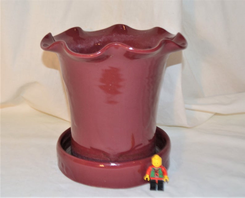 Boondockfinds's tweet photo. Bybee Pottery Planter Red 6.5 Inch https://t.co/ZjLhfCwsvU via @Etsy #Bybee #Kentucky #pottery #red #planter #ruffle #vintageforsale https://t.co/q7FGLIqZeY