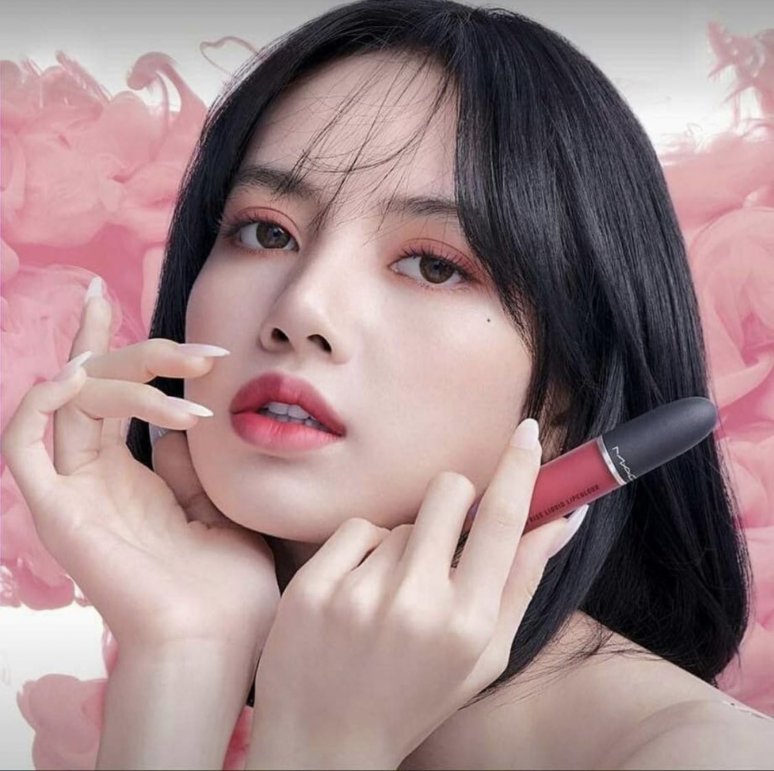 PopCrave's tweet photo. #BLACKPINK’s #LISA stuns in new photos for @MACCosmetics. 💄 https://t.co/8xbM2JPYzD