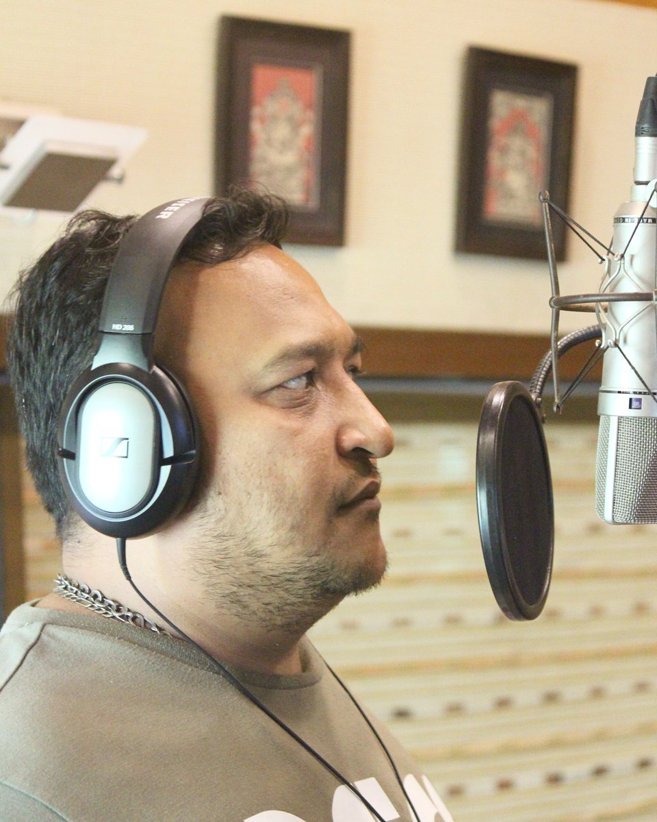 StudioMusica4's tweet photo. 𝘾𝙃𝙄𝙍𝘼𝙂 𝘽𝙃𝘼𝙏𝙏 at @StudioMusica4 dubbing for an upcoming Gujarati Film! 

#StudioMusica #recordingstudios #recordingstudiosindia #actor #dubbinglife #dubbing  #stateofartstudios #AudioProduction  #studiolife #musicproduction #voiceover https://t.co/g5qXi6z7LX