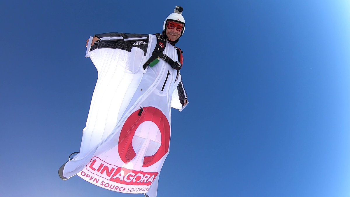 LLinagora's tweet photo. Reprise de la saison et remise à l'air de ma combi #LINAGORA 😃 https://t.co/C3vHsaozbF