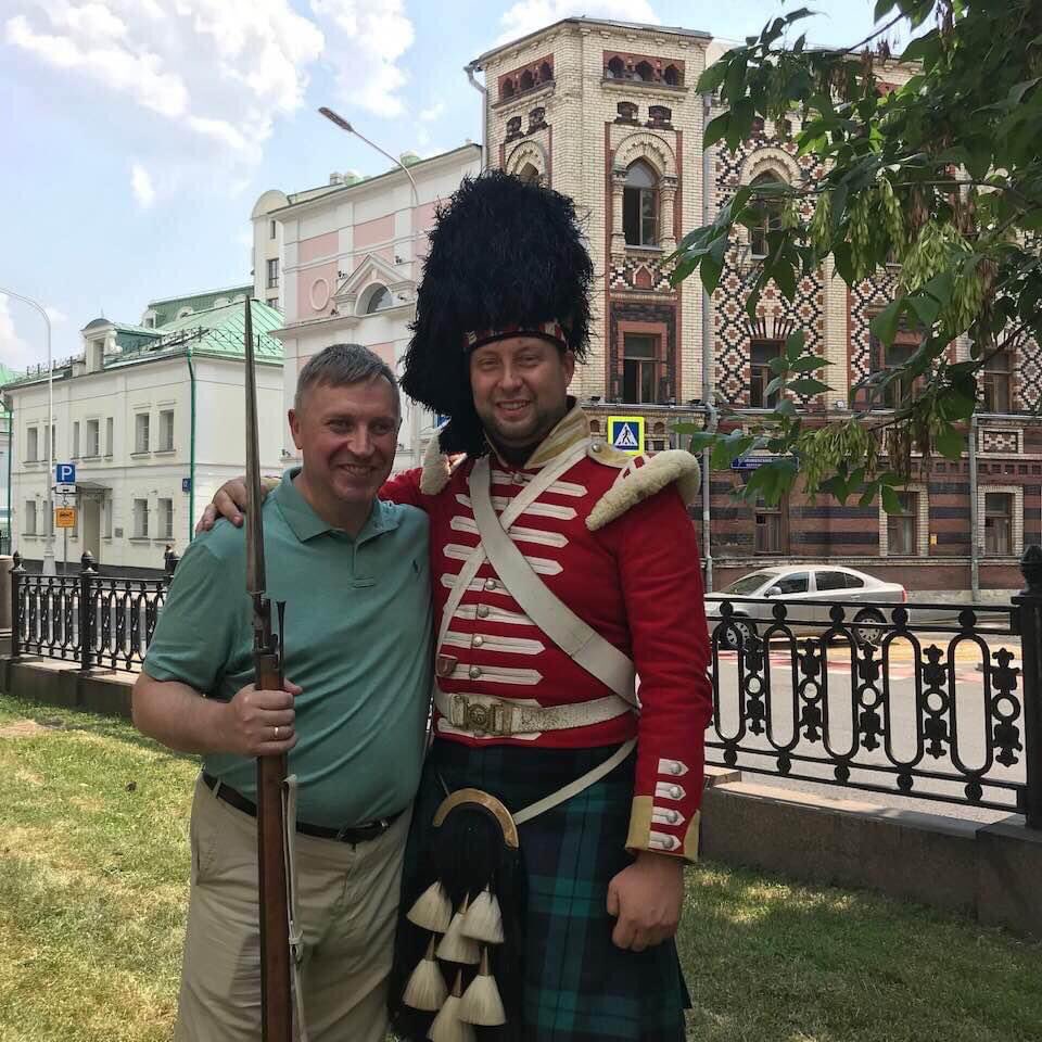ZiminDmitry3's tweet photo. Москва. Петровский бульвар. 2019 год. Фестиваль Времена и эпохи. Английский гренадёр 18 века. Ивановское РО РВИО изучает опыт московских реставраторов и реконструкторов. https://t.co/LZYTIShDMN