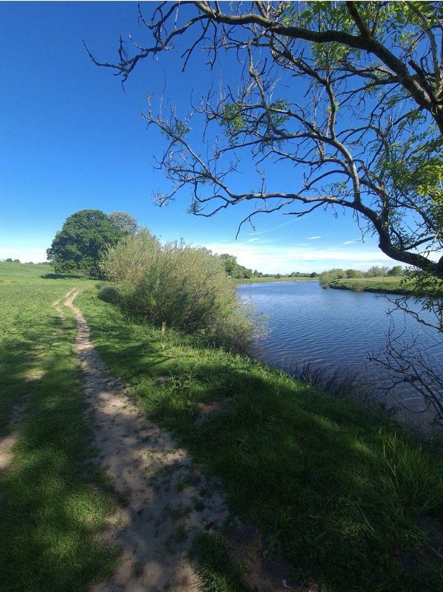 beckbusters's tweet photo. The first 2k of our race is on road out of the village, we then join the canal up to Littlethorpe where there's another short road section, across the fields back to Bishop Monkton and then finally through the beck ... oh, and did we mention there's a pub at the end 🍻🍷👟 https://t.co/Znv2IvevY8