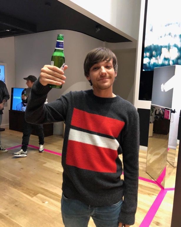 91community's tweet photo. something about louis tomlinson holding his drinks is so hot to me https://t.co/QstVUoj2hN