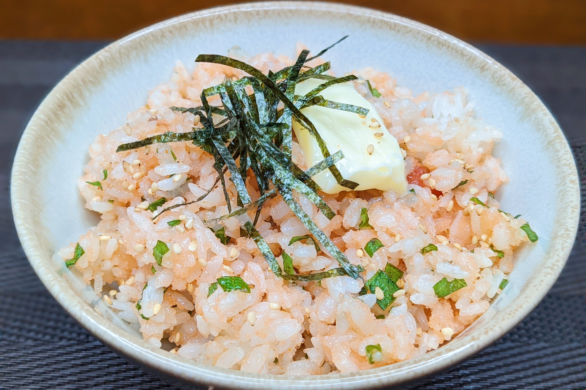 ハマごはん お手軽レシピ 明太子と大葉のバター混ぜごはん 明太子 大葉を細かく刻む ごはんに ごま油 だしの素 めんつゆを混ぜてバター 白ごま きざみのりをのせて完成 あっという間に絶品料理の完成です バターの風味が明太子と大葉に