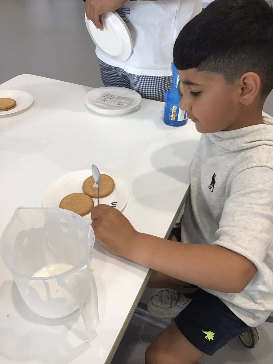 CHPSKidsClub's tweet photo. π¨π»βπ³π§π»βπ³The children have continued their chef duties in #CHPSKIDSCLUB by decorating their own biscuits with icing chocolate and sprinklesπ soooo yummy! πͺπ«π
#CHPSNURSERY #CHPSREC #CHPSY1 #CHPSY2 https://t.co/7fS4aqKbvh