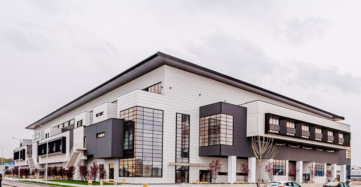 DesignVertical's tweet image. Pentru Complexul Olimpic de Natație din orașul Otopeni (județ Ilfov), specialiștii #VerticalDesign au furnizat uși metalice și din lemn, compartimentări sanitare, lavoare și cabine de schimb pentru vestiare, toate din HPL. 😎
 #competitions #doorsoftheworld #SmartBuildings