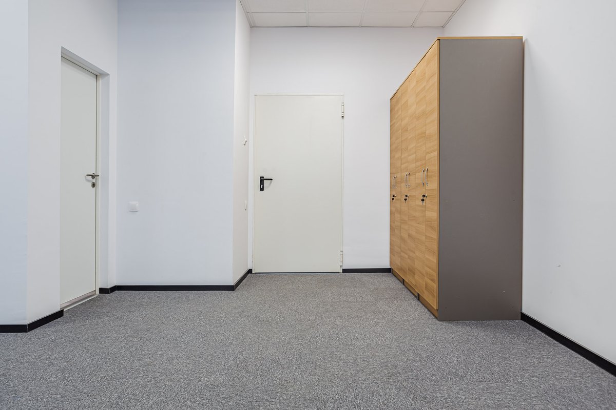 DesignVertical's tweet image. Pentru Complexul Olimpic de Natație din orașul Otopeni (județ Ilfov), specialiștii #VerticalDesign au furnizat uși metalice și din lemn, compartimentări sanitare, lavoare și cabine de schimb pentru vestiare, toate din HPL. 😎
 #competitions #doorsoftheworld #SmartBuildings