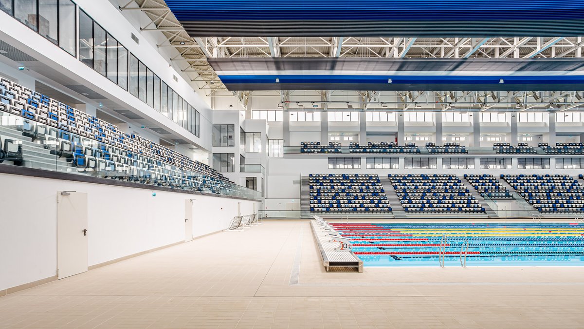 DesignVertical's tweet image. Pentru Complexul Olimpic de Natație din orașul Otopeni (județ Ilfov), specialiștii #VerticalDesign au furnizat uși metalice și din lemn, compartimentări sanitare, lavoare și cabine de schimb pentru vestiare, toate din HPL. 😎
 #competitions #doorsoftheworld #SmartBuildings