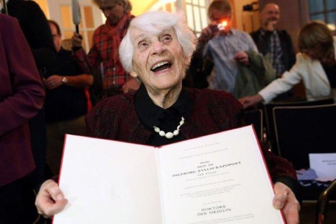 SbastienMlires1's tweet photo. 🇩🇪¡Ingeborg Rapoport aprueba su tesis a la edad de 102 años de una manera notable! 74 años antes, los nazis le habían negado su doctorado porque era judía. 
@LMPositif https://t.co/anVGbMRVNQ