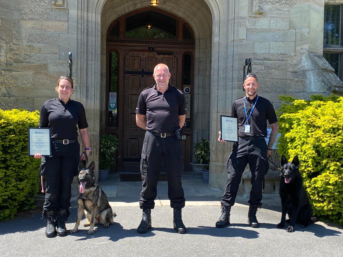 WarksPoliceDogs's tweet photo. Now they can officially lose their Trainee title &amp; welcome to the section PD Joker &amp; PD Jinx. Both teams successfully licensed today despite the heat! Big thanks to Scott  Moulsher from @WMPDogs for conducting the licensing tests. Happy hunting teams 🐶🐾🐾 @jamesbonser @amydeemo https://t.co/uBYMRGlTUi