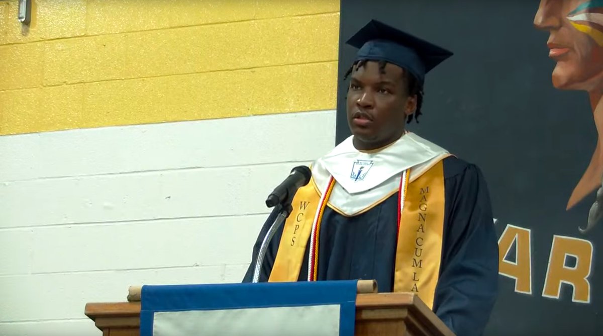 GamecockFB's tweet image. Proud of @NickBarrett15, who delivered a great speech to his entire graduating high school class! Leadership!