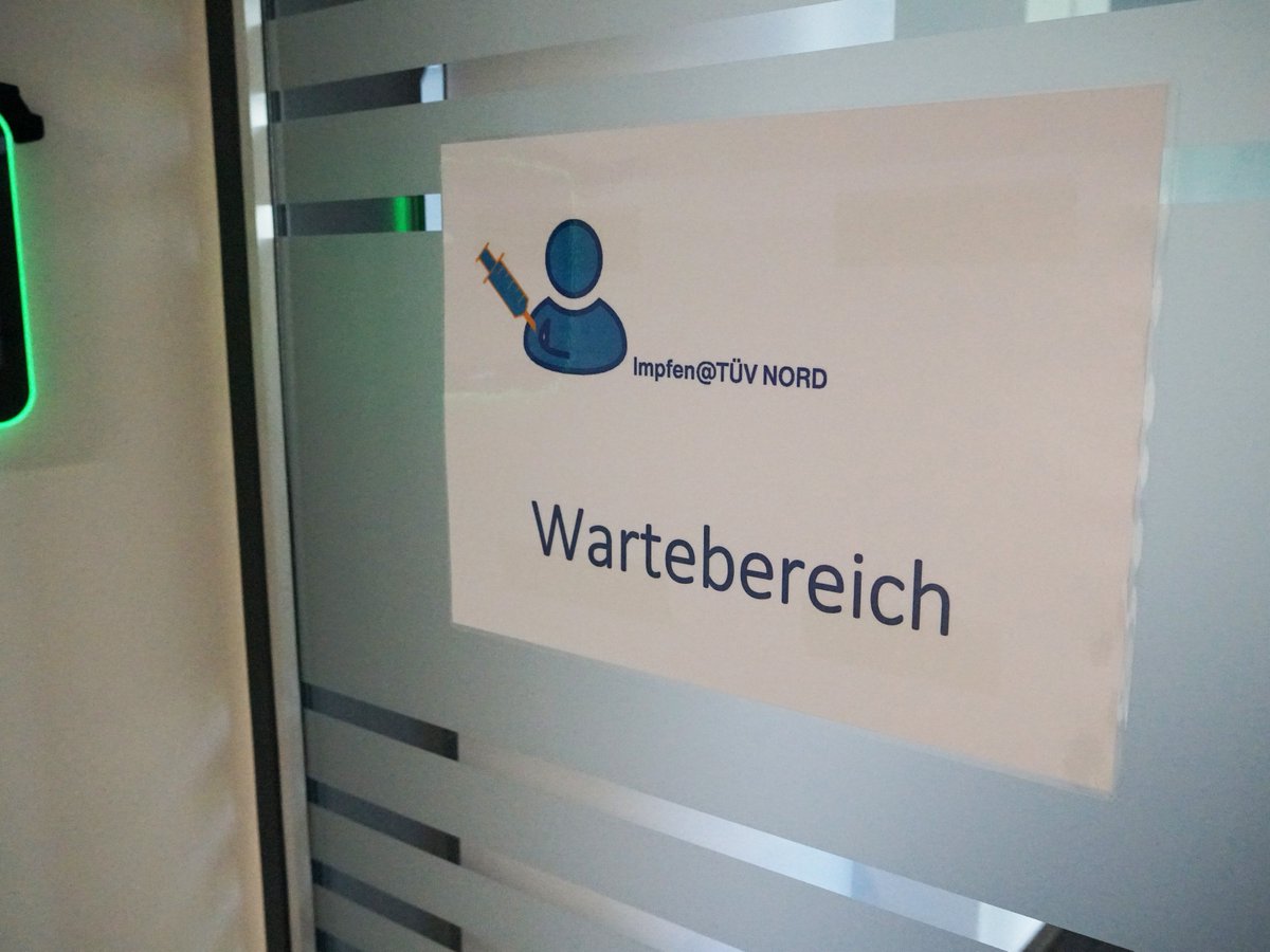 tuevnord's tweet photo. Impfen im fünf Minuten Takt: MEDITÜV #Betriebsärzte haben an zunächst vier TÜV NORD-Standorten mit den Impfungen für Konzern-Mitarbeitende begonnen.
Mehr erfahren https://t.co/AyrmZUfhBc
#aermelhoch #impfen https://t.co/bA2VcOBxSf
