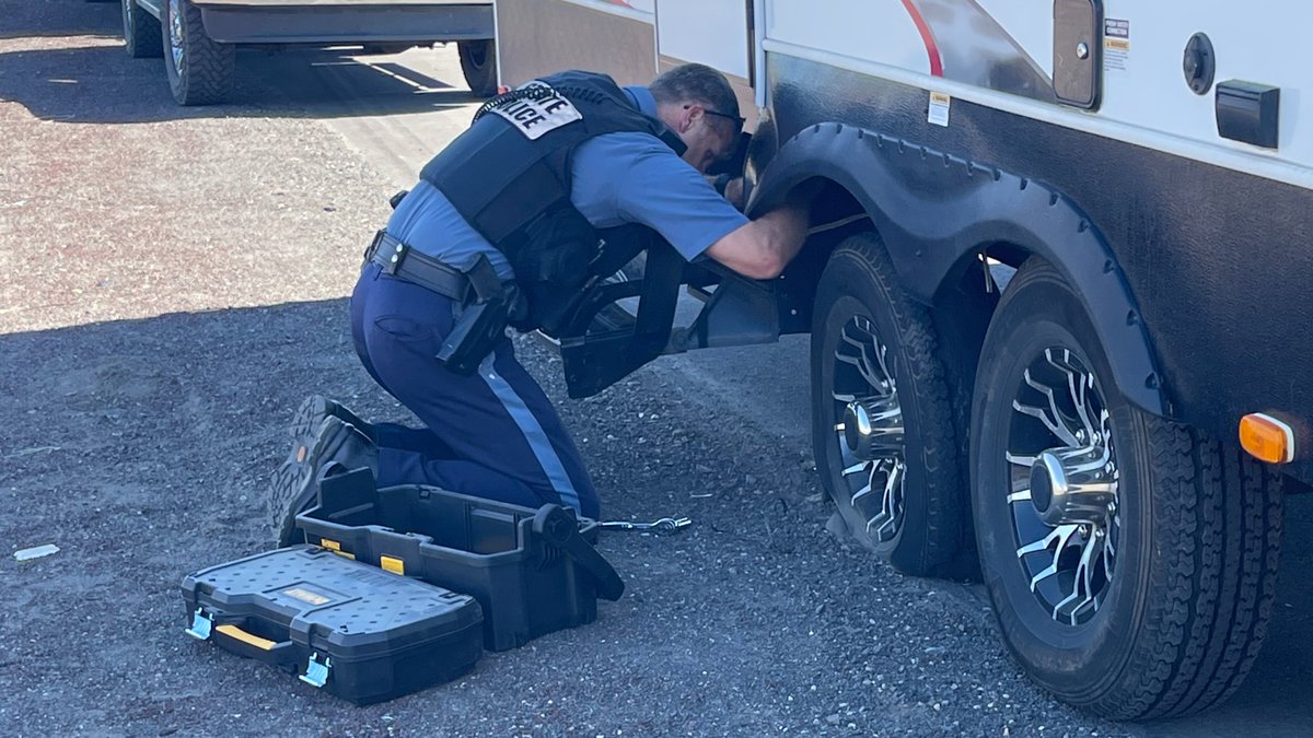 ORStatePolice's tweet photo. OSP received a fantastic email from a family that one of our Troopers assisted on the side of the highway-https://t.co/LC4ncoY5xa
We couldn’t agree more, Trooper Jubitz is an awesome guy. We are proud he is part of the #OSPFamily https://t.co/3jtTEGcLGF