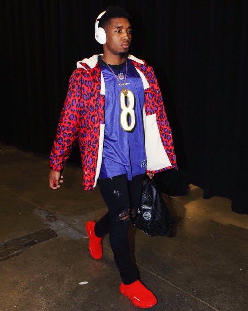 sgellison's tweet photo. Imagine attending the University of Louisville when both @spidadmitchell and @Lj_era8 were playing there. Sheesh, what a time to be a Cards fan with these future NFL and NBA stars

Now, who’s sending Lamar a Mitchell  jersey for this Jazz playoff run? https://t.co/3lzwoHTL7E