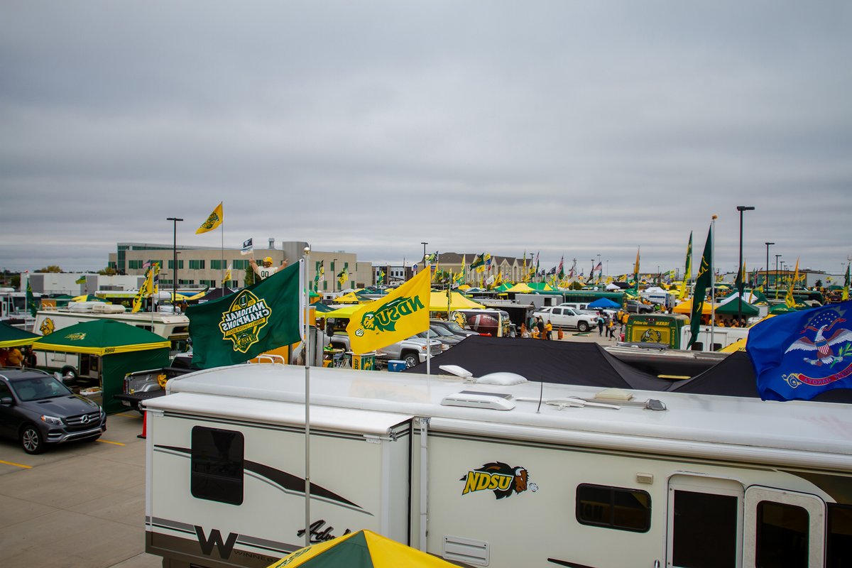 NDSUfootball's tweet photo. The Herd is back to 𝙛𝙪𝙡𝙡 𝙨𝙩𝙧𝙚𝙣𝙜𝙩𝙝 in the tailgating lots! Dust off the rigs, grills, yard games, and tents. Bison Tailgating is 𝐛𝐚𝐜𝐤! 

📅: September 4, 2021
⏰: 9:00AM 
🏟: @fdome https://t.co/rgCj6hTzNP