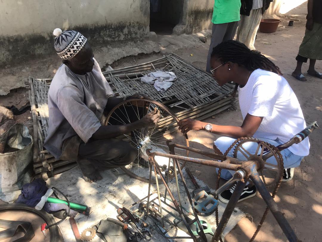 sophiagueye2's tweet image. Tenir mes promesses fait partie de mes principes de vie .Sur la première photo cette dame avait tellement pleuré lors de notre visite à sare kediang ( kolda ) que je ne pouvais plus me retenir .Elle a perdu beaucoup de membres de sa famille car ils n’avaient pas accès aux soins👇🏾