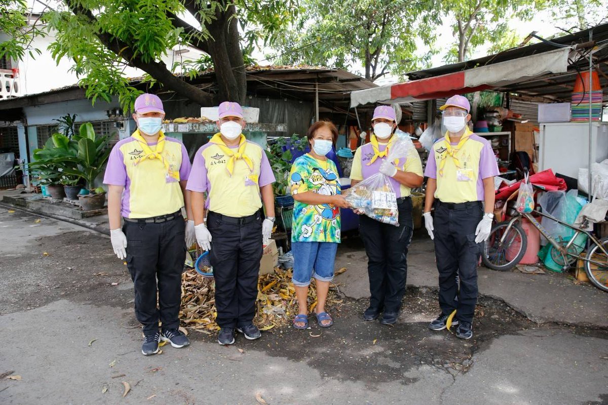 RTARF_PR's tweet photo. กองบัญชาการกองทัพไทย โดย กรมกิจการพลเรือนทหาร จัดกำลังพล และจิตอาสาพระราชทาน นำสิ่งของเครื่องอุปโภค-บริโภค ประกอบด้วย ข้าวสารอาหารแห้ง เจลแอลกอฮอล์ และหน้ากากอนามัย จากสมาคมแม่บ้านกองบัญชาการกองทัพไทย จำนวน 250 ชุด นำไปแจกจ่ายให้กับประชาชนในพื้นที่ชุมชนอยู่แล้ว​รวย​ เขตหลักสี่ https://t.co/Fx3sh4zByj