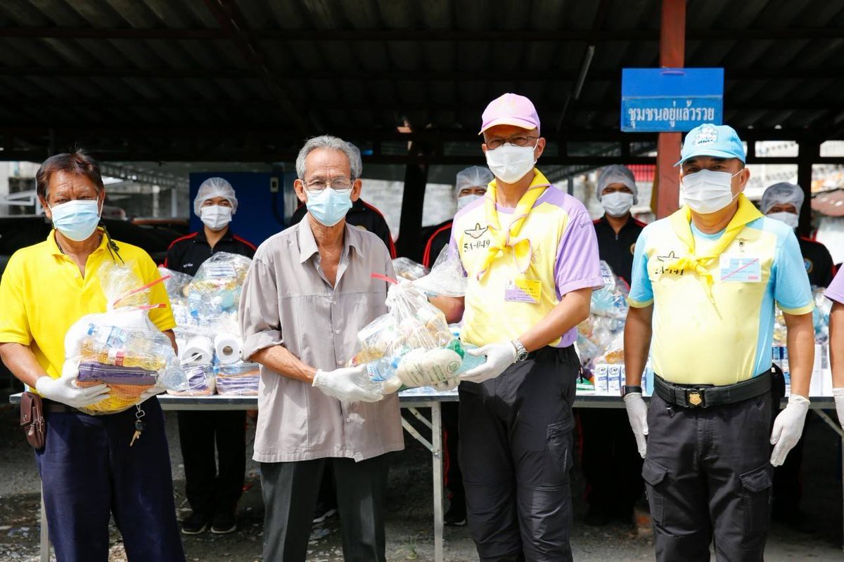 RTARF_PR's tweet photo. กองบัญชาการกองทัพไทย โดย กรมกิจการพลเรือนทหาร จัดกำลังพล และจิตอาสาพระราชทาน นำสิ่งของเครื่องอุปโภค-บริโภค ประกอบด้วย ข้าวสารอาหารแห้ง เจลแอลกอฮอล์ และหน้ากากอนามัย จากสมาคมแม่บ้านกองบัญชาการกองทัพไทย จำนวน 250 ชุด นำไปแจกจ่ายให้กับประชาชนในพื้นที่ชุมชนอยู่แล้ว​รวย​ เขตหลักสี่ https://t.co/Fx3sh4zByj