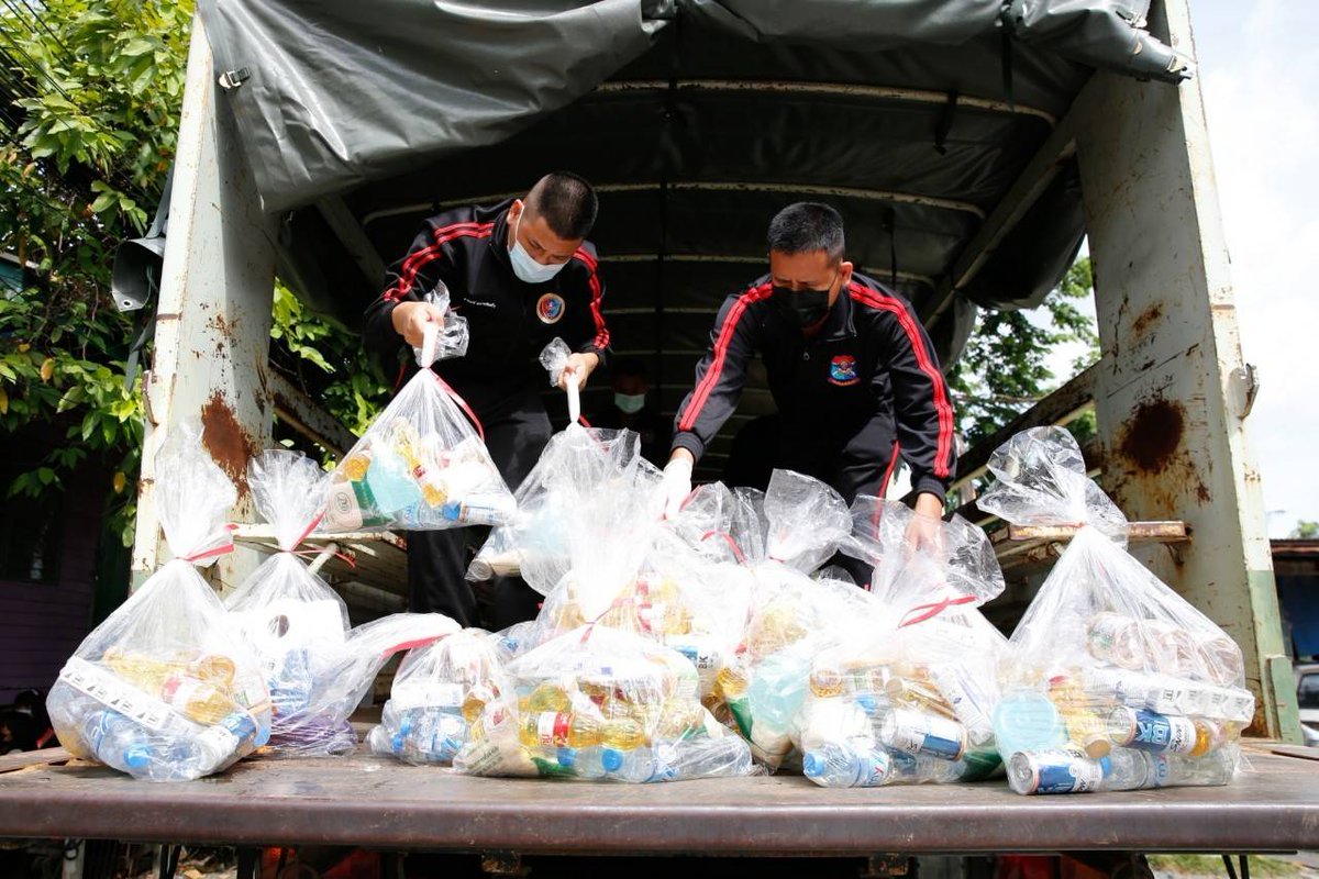 RTARF_PR's tweet photo. กองบัญชาการกองทัพไทย โดย กรมกิจการพลเรือนทหาร จัดกำลังพล และจิตอาสาพระราชทาน นำสิ่งของเครื่องอุปโภค-บริโภค ประกอบด้วย ข้าวสารอาหารแห้ง เจลแอลกอฮอล์ และหน้ากากอนามัย จากสมาคมแม่บ้านกองบัญชาการกองทัพไทย จำนวน 250 ชุด นำไปแจกจ่ายให้กับประชาชนในพื้นที่ชุมชนอยู่แล้ว​รวย​ เขตหลักสี่ https://t.co/Fx3sh4zByj