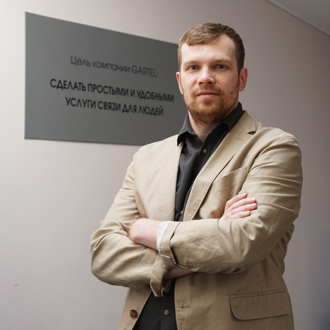 GARTEL_ru's tweet photo. Легче выбрать сотового оператора, когда ты знаешь о нем все. И мы вновь хотим Вам напомнить о создании компании.
Знакомьтесь, это Дмитрий Сметанин, создатель компании GARTEL, и сегодня мы расскажем путь от одной сим-карты и домашнего компьютера  до… https://t.co/itD0HDEV4W https://t.co/wIMck37Ohu