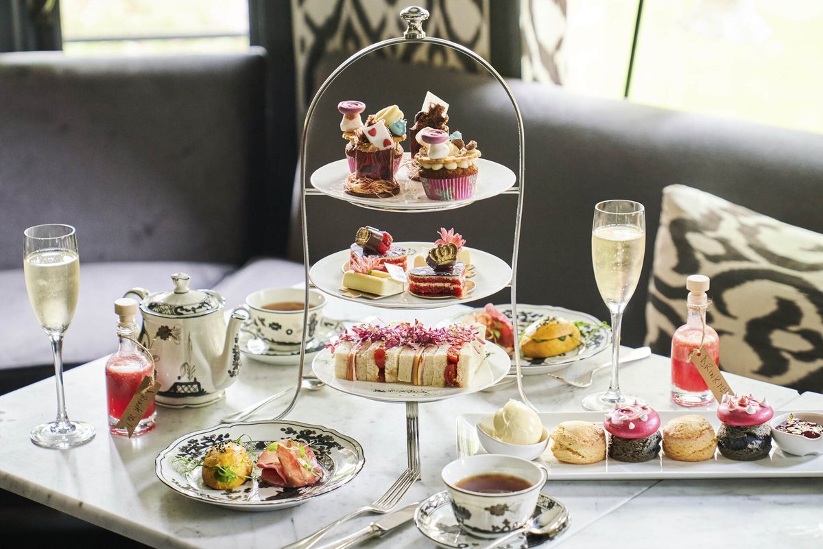 Just dropping by to add the new #AliceInWonderland afternoon tea <a href="/Hotel_Franklin/">The Franklin London - Starhotels Collezione</a> to this list 😍 starhotelscollezione.com/en/our-hotels/…