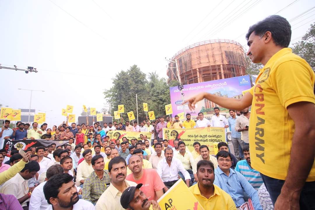 GvnprasadAnna's tweet photo. @ysjaganగారు ఆనాడు @BJP4India ప్రభుత్వం మీద @JaiTDP పోరాటం చేసిన విభజన హక్కుల పోరాటం దేశం అంతా చూసింది! మీరు #SPSC మీద చేసిన పోరాటం నిజమో కాదో కానీ ప్రజలు నమ్మారు.ఇంకా మూడేళ్ల సమయం కూడా పూర్తిగా లేదు.ఢిల్లీ టూర్లో ఈ సారి అయినా ఈ అంశం ప్రస్తావన ఉందా?@narendramodi @rajnathsingh https://t.co/tRiCQVbnna