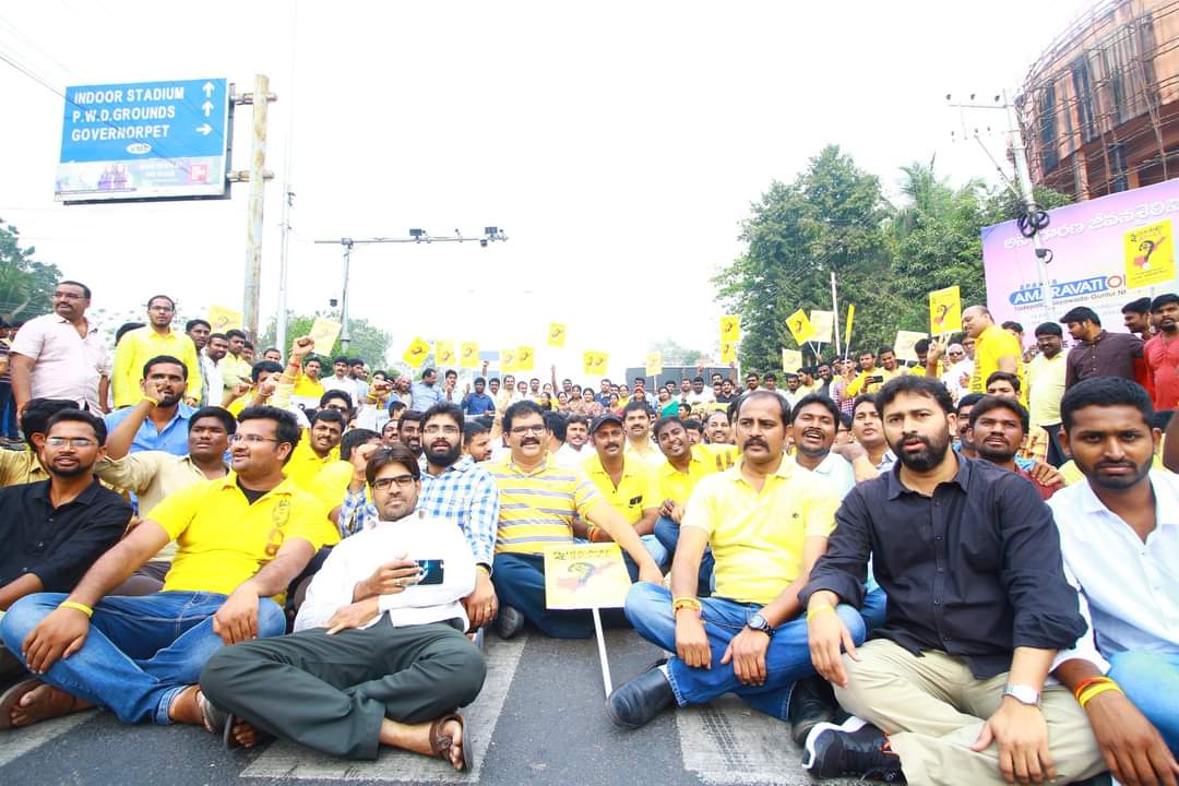 GvnprasadAnna's tweet photo. @ysjaganగారు ఆనాడు @BJP4India ప్రభుత్వం మీద @JaiTDP పోరాటం చేసిన విభజన హక్కుల పోరాటం దేశం అంతా చూసింది! మీరు #SPSC మీద చేసిన పోరాటం నిజమో కాదో కానీ ప్రజలు నమ్మారు.ఇంకా మూడేళ్ల సమయం కూడా పూర్తిగా లేదు.ఢిల్లీ టూర్లో ఈ సారి అయినా ఈ అంశం ప్రస్తావన ఉందా?@narendramodi @rajnathsingh https://t.co/tRiCQVbnna