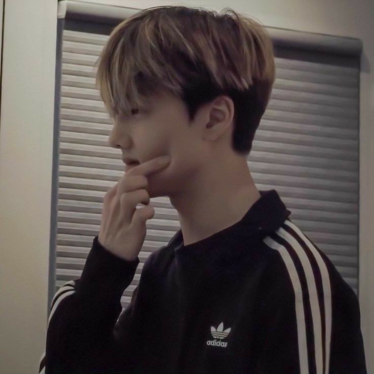 จีซองกำลังเลือกเสื้อที่จะใส่ไปห้องอัด