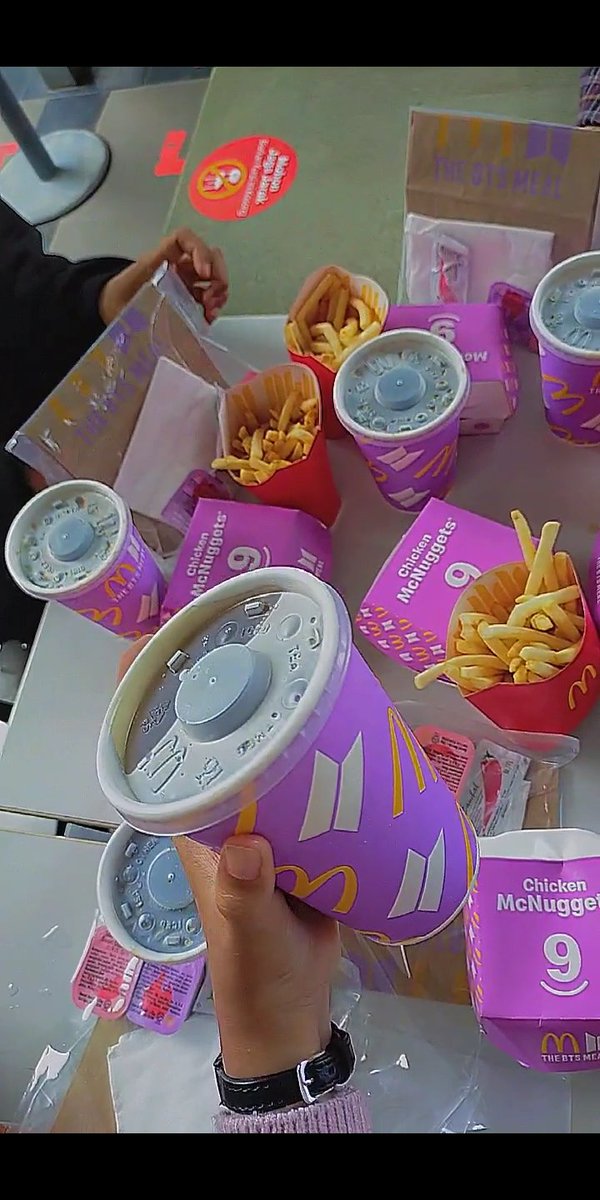 taarookie_'s tweet photo. Penantian yang nggak sia"💜💜💜💜💜💜💜  #BTSMeal @BTS_twt @McDonalds_ID https://t.co/JRPdiTQuXi