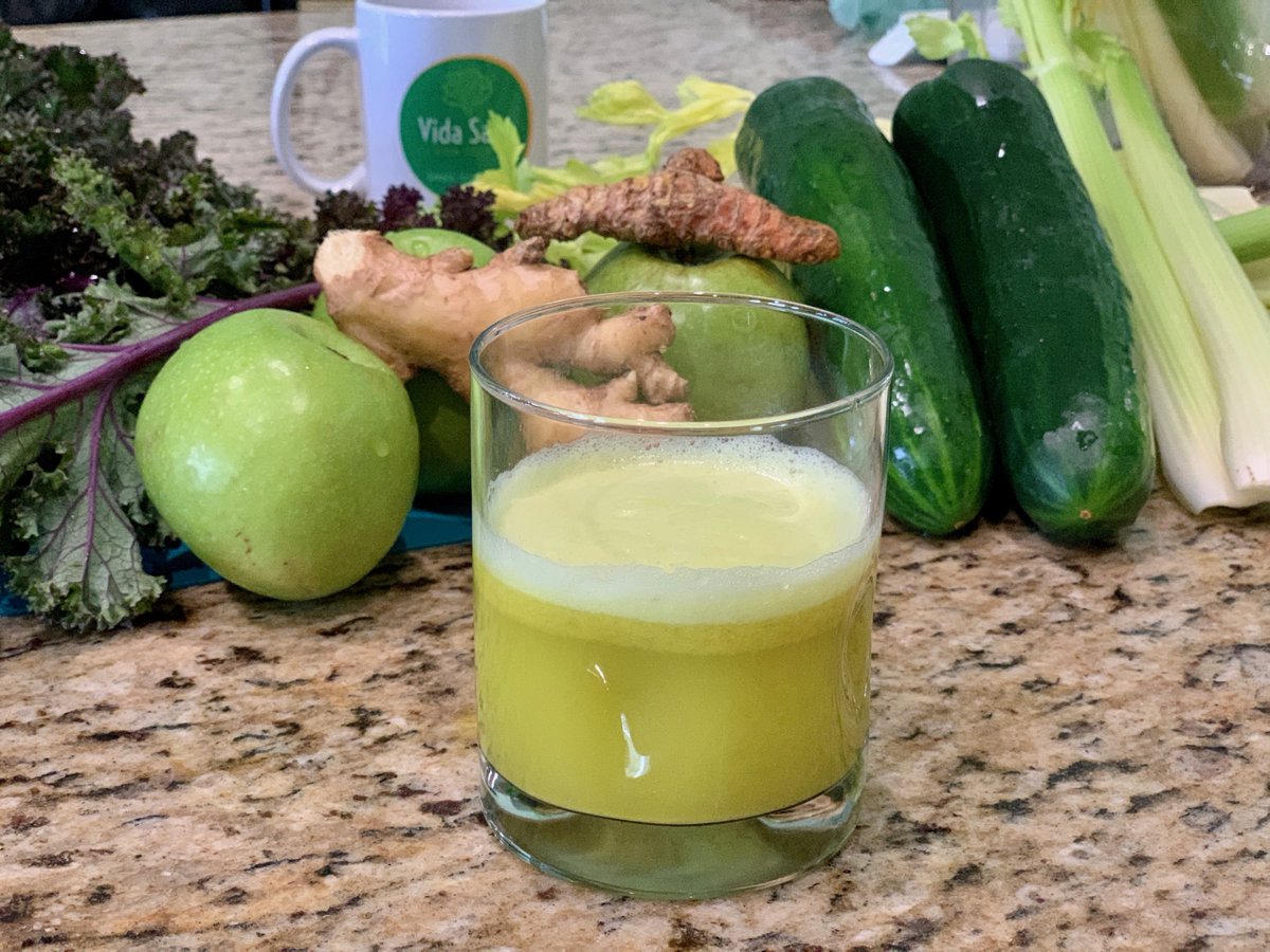 CeciliaRamirezH's tweet photo. ¿Qué tal un shot o trago de jengibre y cúrcuma para subir las defensas?
Ingredientes:
1 pedazo de raíz de cúrcuma y de raíz de jengibre de un poco menos de una pulgada
1 limón amarillo pelado
1 manzana verde
Se pasa todo por el extractor y voila! 
#VidaSanaConCecilia #PreDetox https://t.co/51hz8LJfS2