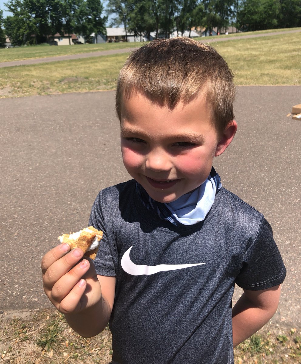 TatankaSTEM_MN's tweet photo. Yesterday, the kindergartners engineered solar ovens to harness the energy of the sun. They were able to successfully cook s'mores in their ovens. #tatankaSTEM https://t.co/7z5QvwbOpl