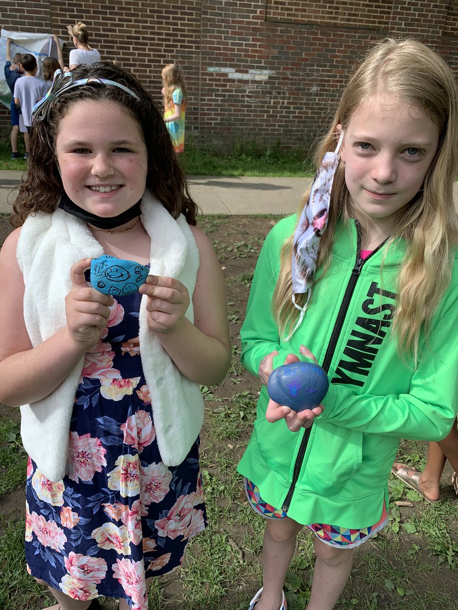 MichelleMolchen's tweet photo. Watching mythology plays outside with Mr. Sperry’s class.
Someone hid painted rocks with positive messages- or was it the fairies?!! #EWPride https://t.co/3Mm0CyNI8M
