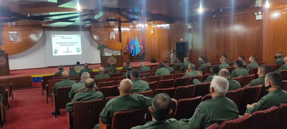 ManuelGBernalM's tweet photo. 📍Desde el Instituto de Estudios Estratégicos Operacionales de la FANB, damos inicio a conferencia sobre la Estructura de la @Milicia_B1 y el Sistema Defensivo Territorial, dirigida a los oficiales superiores pertenecientes a la promociones egresadas el año 1996. 

#9Junio https://t.co/QIESlepHoy