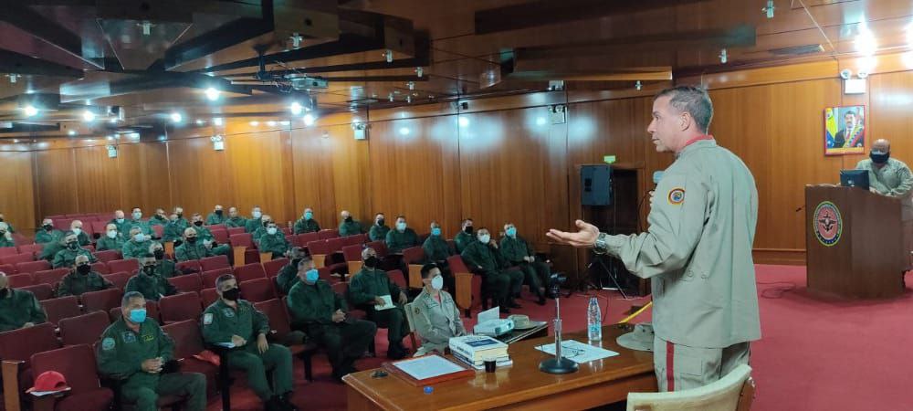 ManuelGBernalM's tweet photo. 📍Desde el Instituto de Estudios Estratégicos Operacionales de la FANB, damos inicio a conferencia sobre la Estructura de la @Milicia_B1 y el Sistema Defensivo Territorial, dirigida a los oficiales superiores pertenecientes a la promociones egresadas el año 1996. 

#9Junio https://t.co/QIESlepHoy