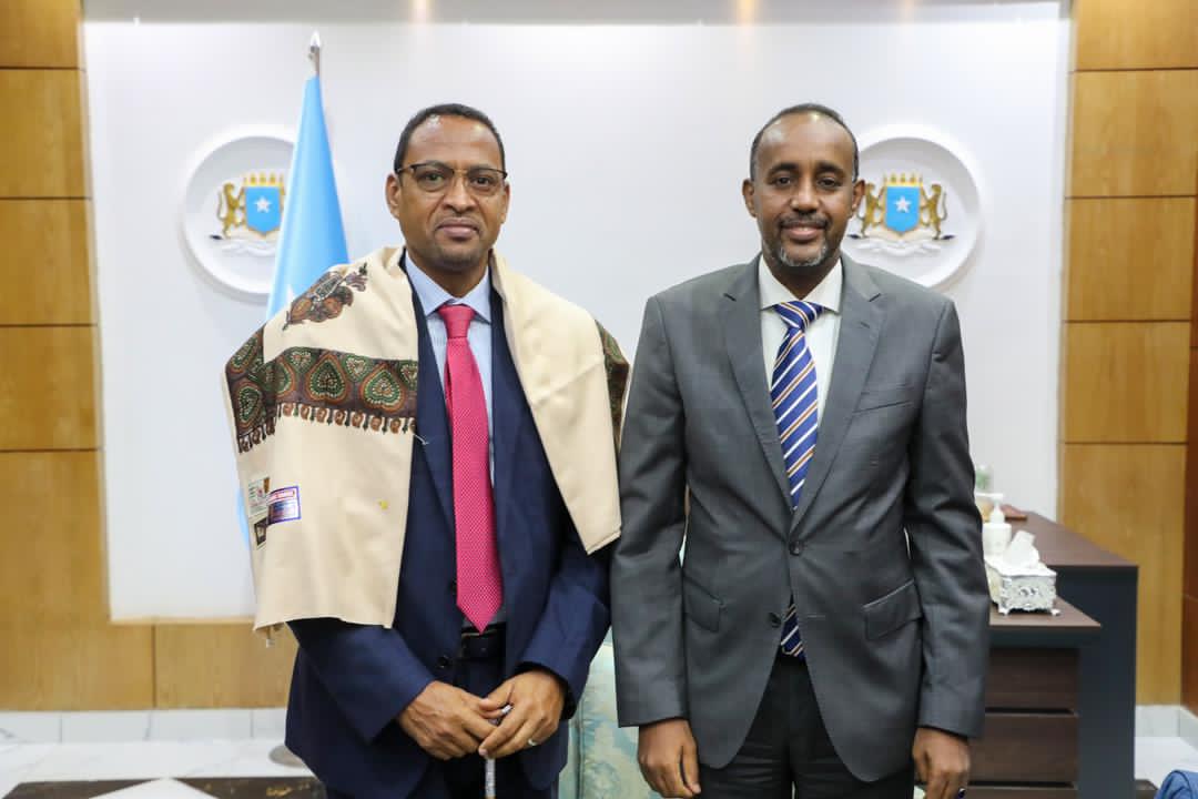 djembassyso's tweet photo. Dr. Aden Hassan Aden , safiirkii Dalka 🇩🇯 ee  🇸🇴 oo 5 sanno ka dib Djibouti dib ugu laabanaya, ayaa ka gudoomay bilad Sharaf Raisal wasaraha 🇸🇴 @MohamedHRoble iyo agab dhaqameed. Ra’iisul Wasaaraha ayaa aad uga mahad naqay Safiirka dowrka uu ka  qaatay dhismaha Somalia intu jogay https://t.co/b1pYxMM4id