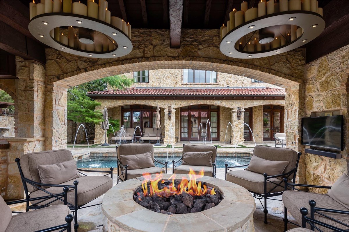 benwegmann's tweet photo. Tuscan Villa vibes in Dallas, TX 🤩 https://t.co/EnCO3fUjfO
