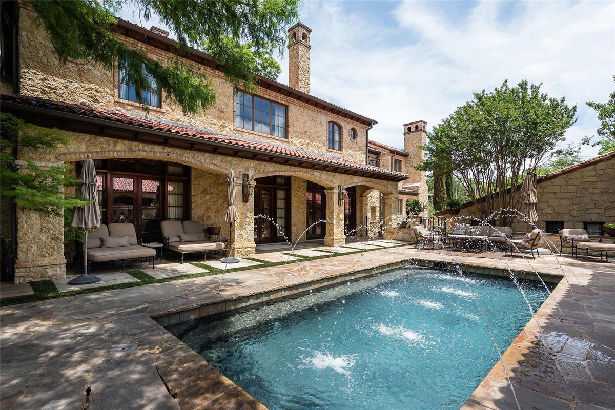 benwegmann's tweet photo. Tuscan Villa vibes in Dallas, TX 🤩 https://t.co/EnCO3fUjfO