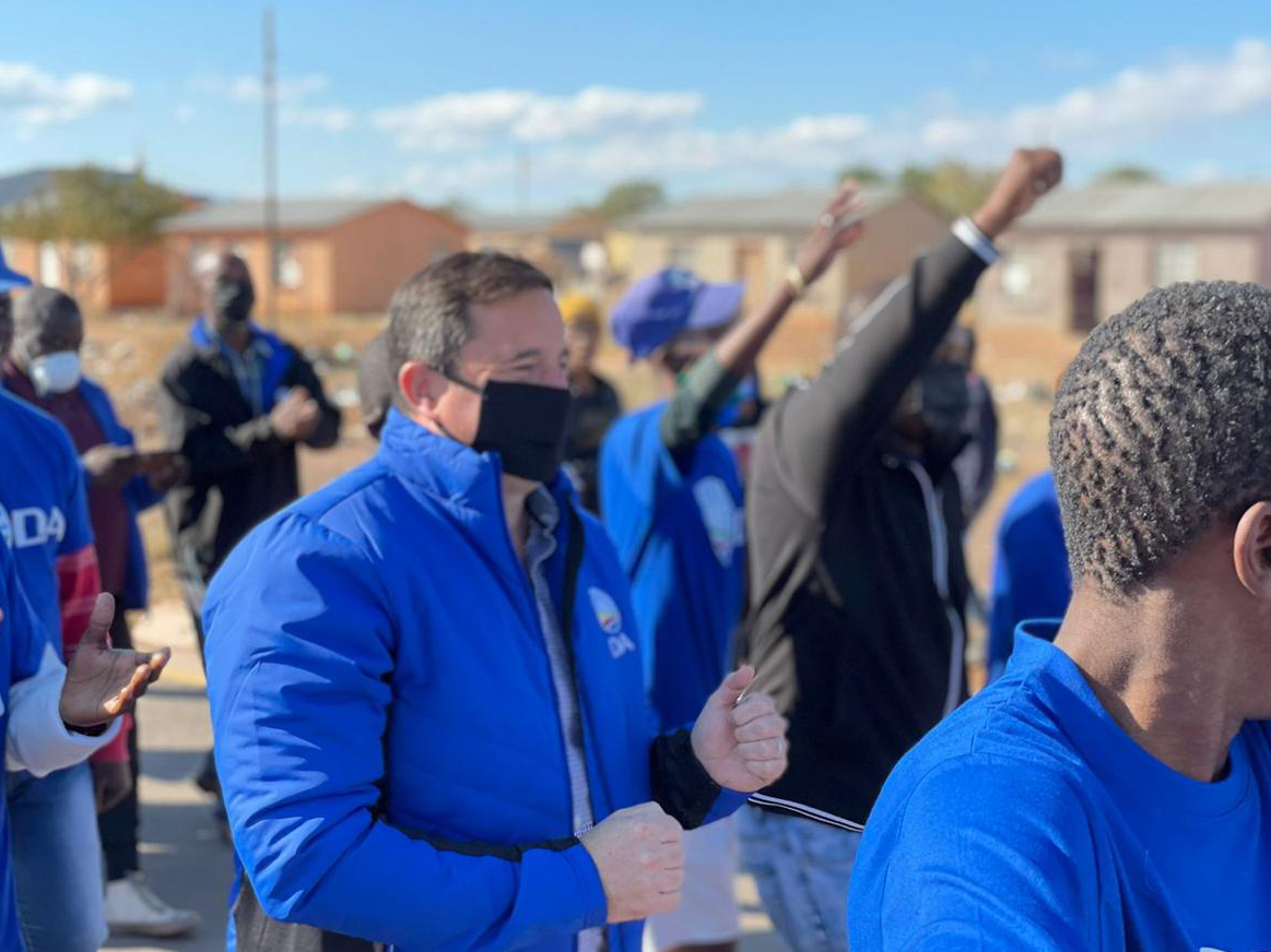 Our_DA's tweet photo. It's #TimeForChange!

SA needs real empowerment that works for the 30 million impoverished people, rather than the politically connected.

Let's take power away from selfish politicians and bureaucrats, and give more power to the people. 🇿🇦

📍- Hofmeyr, Eastern Cape. https://t.co/TnlVQcp442
