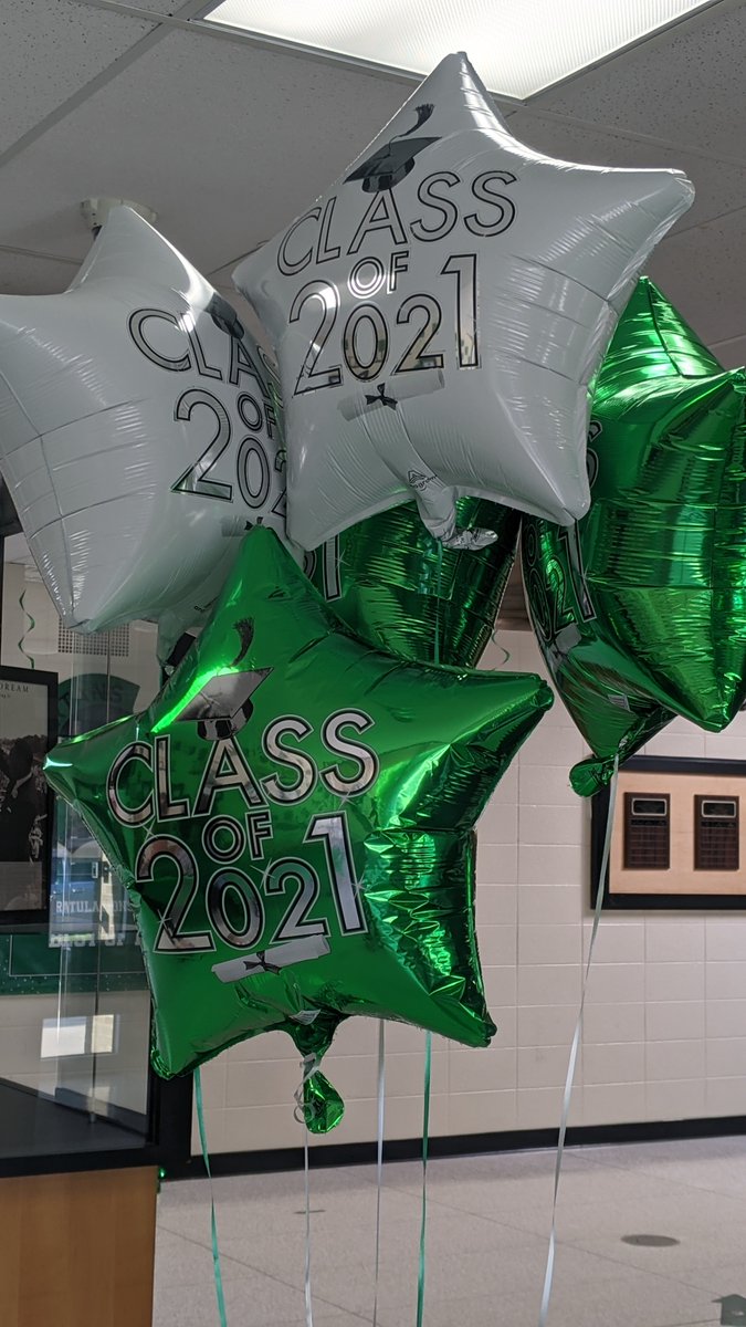 DrAndersonSMS's tweet photo. Congratulations to Steffen Middle School's Class of 2021!  You are going to have an AMAZING day!  Thank you for the partnership @SteffenENGAGE #SteffenPRIDE https://t.co/OYzdDt4i6Z