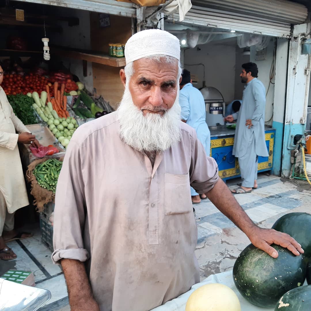 Darewro's tweet photo. Because this's Baba has to earn for his family in this 47°C.
It's too hot to look into the eyes of angels. https://t.co/12VRpjvFVS