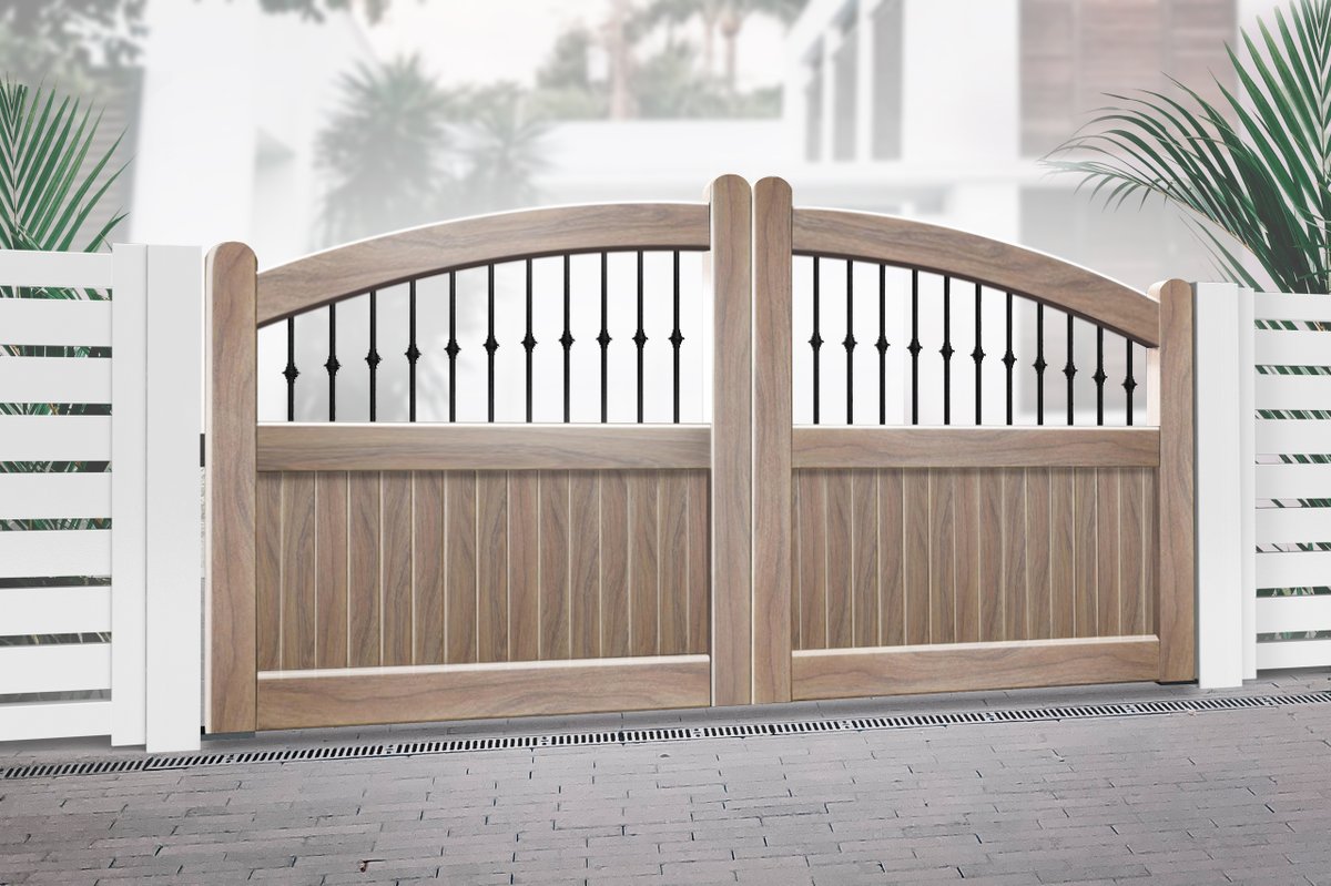 The Woodhall Spa is a partial privacy driveway gate which has an executive style>> hubs.ly/H0P636g0