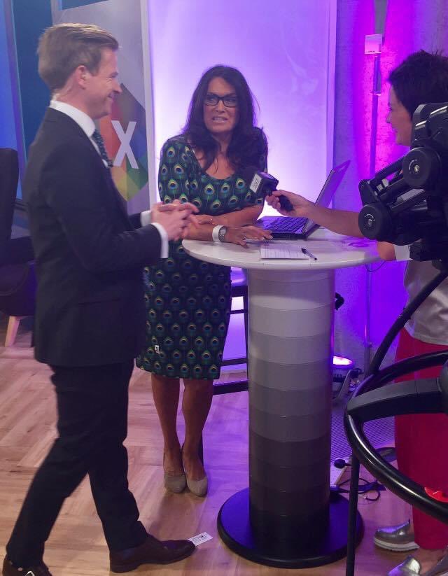 Fionasstalker's tweet photo. 4 years ago! #bbcelectioncafe #weatherqueen #NicksQuiff @JudithRalston @nickeardleybbc https://t.co/qp5cIspAnJ
