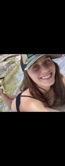 Happy hump day 🍑🌲 https://t.co/nW0toGWEAj https://t.co/HTbREvSu7x