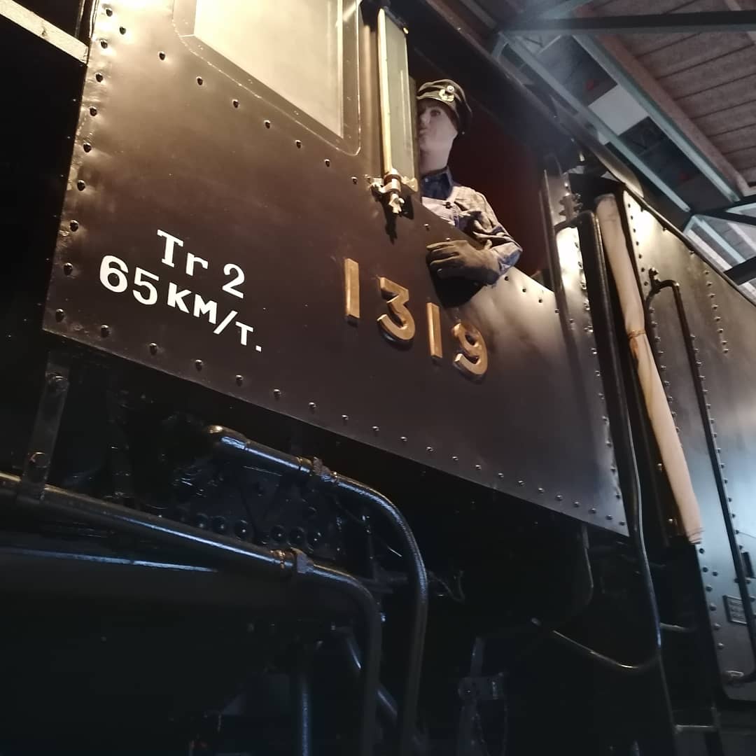 Rautatiemuseo's tweet photo. Lasten silmin näyttelyä ihmettelemässä.

Paljon suurta, kummallista, hienoa, erikoista ja 'mä haluun kans matkustaa noin' -ihastelua. Muistaisipa sitä isonakin eläytyä ja hämmästellä samoin.

#MusemWeek #MuseumWeek2021 #ChildrensEyesMW #lastensilmin
#todellinenaikamatka #Hyvinkää https://t.co/llCOFHCjyG