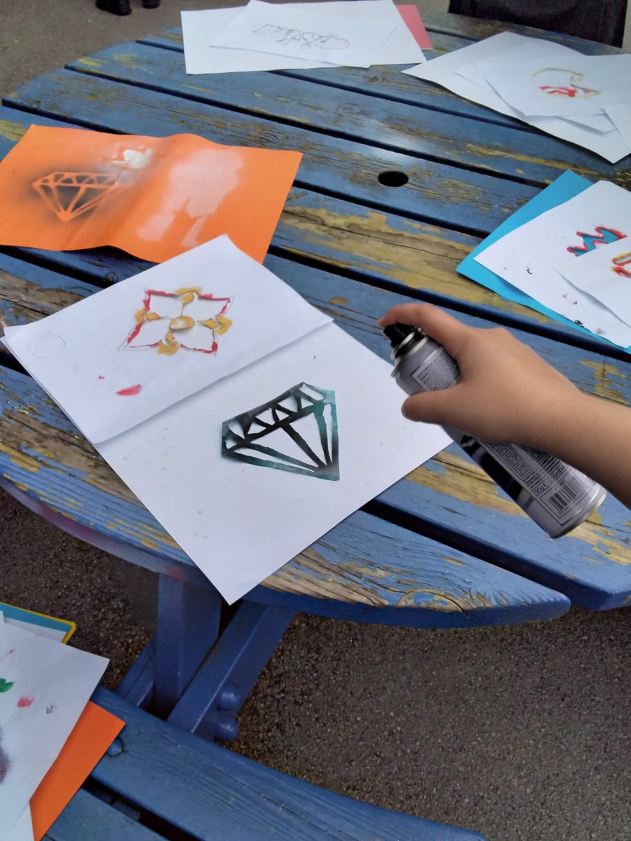 ParadisePrimary's tweet image. Students #experimented with #spraypaint in #art lesson.
Some wonderful designs! 🎨