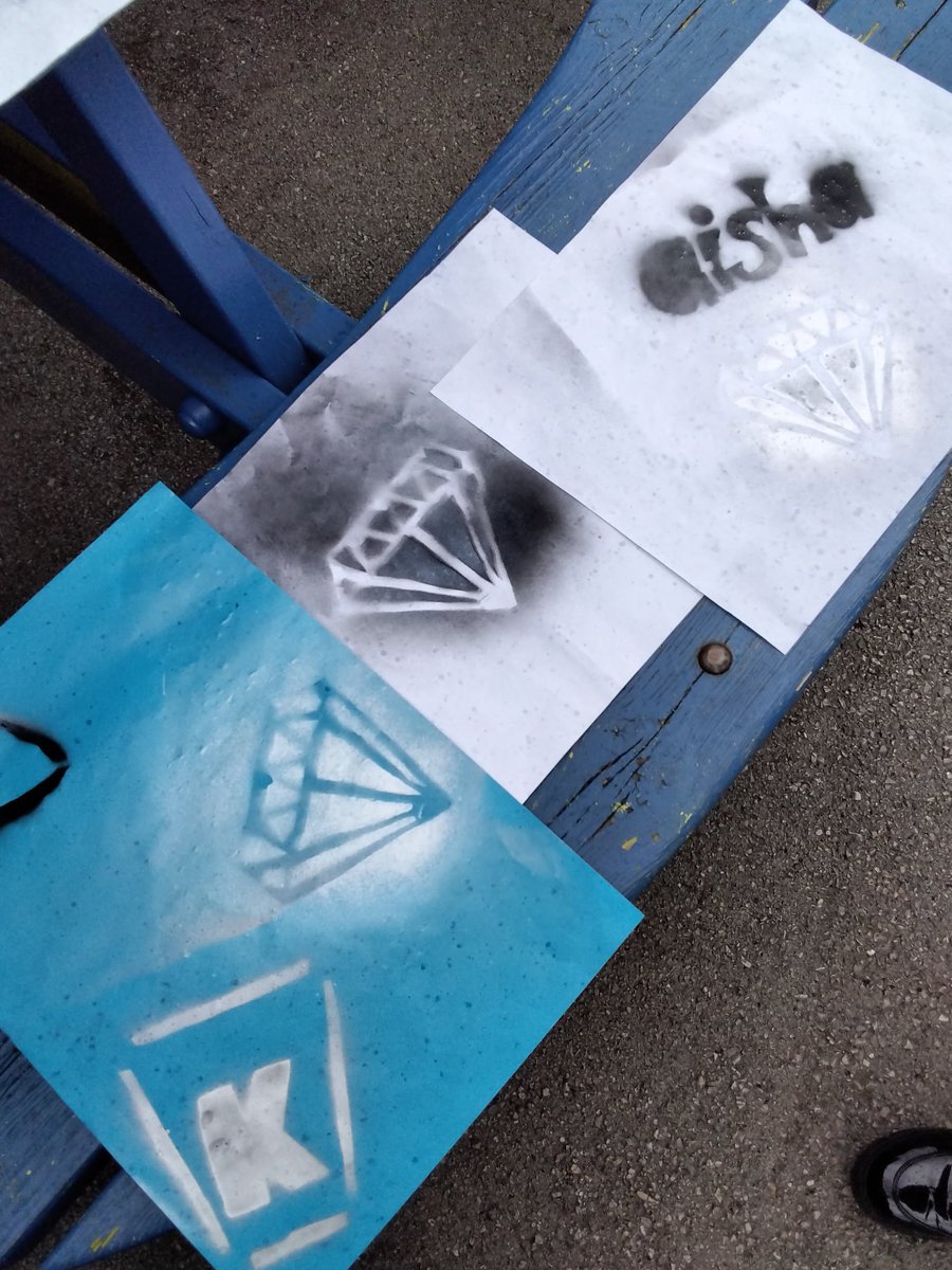 ParadisePrimary's tweet image. Students #experimented with #spraypaint in #art lesson.
Some wonderful designs! 🎨